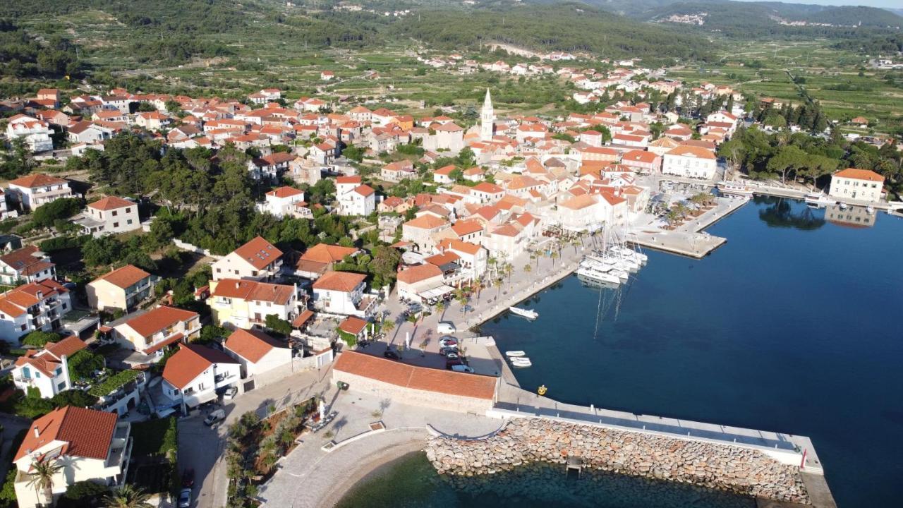 Apartments Peronja Jelsa Seafront Екстер'єр фото