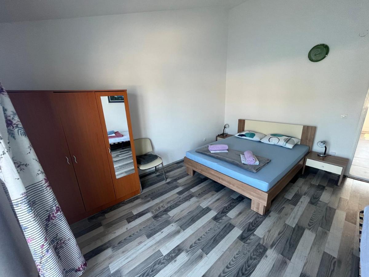 Apartments Peronja Jelsa Seafront Екстер'єр фото