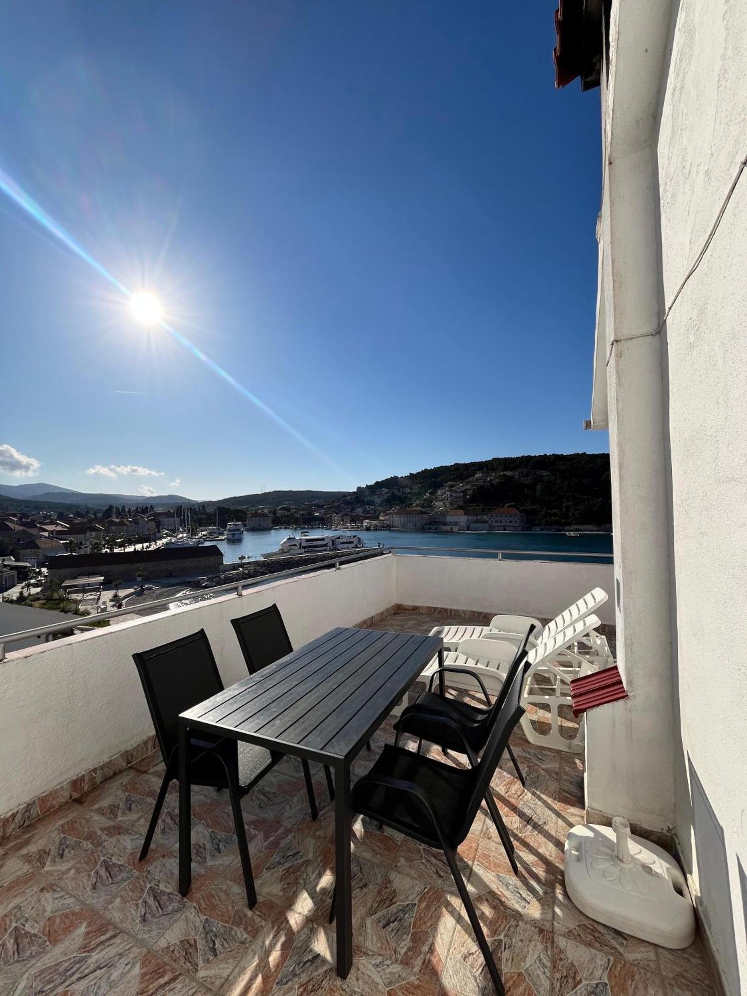 Apartments Peronja Jelsa Seafront Екстер'єр фото