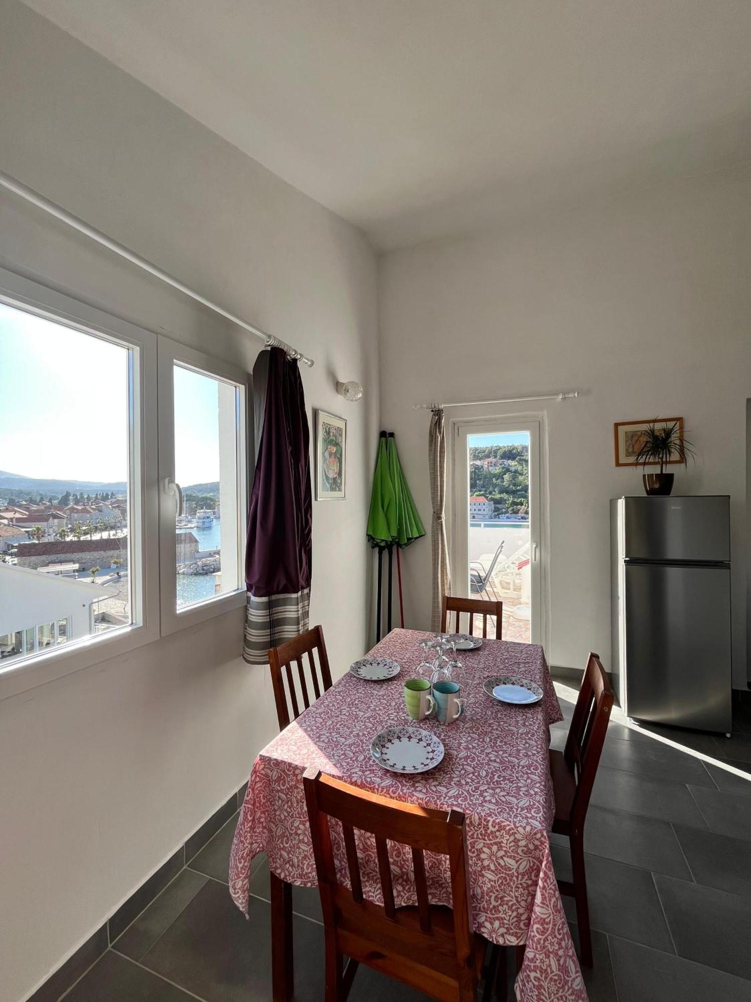Apartments Peronja Jelsa Seafront Екстер'єр фото