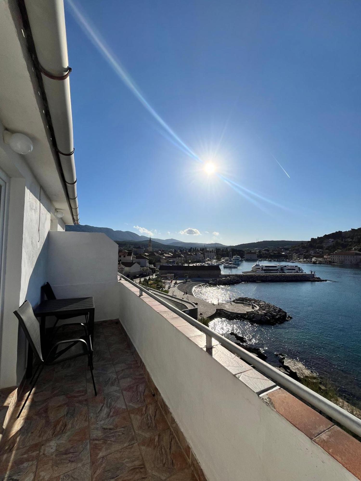 Apartments Peronja Jelsa Seafront Екстер'єр фото
