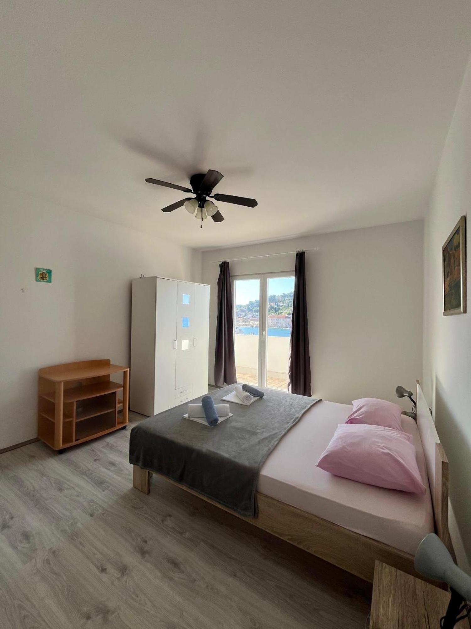 Apartments Peronja Jelsa Seafront Екстер'єр фото