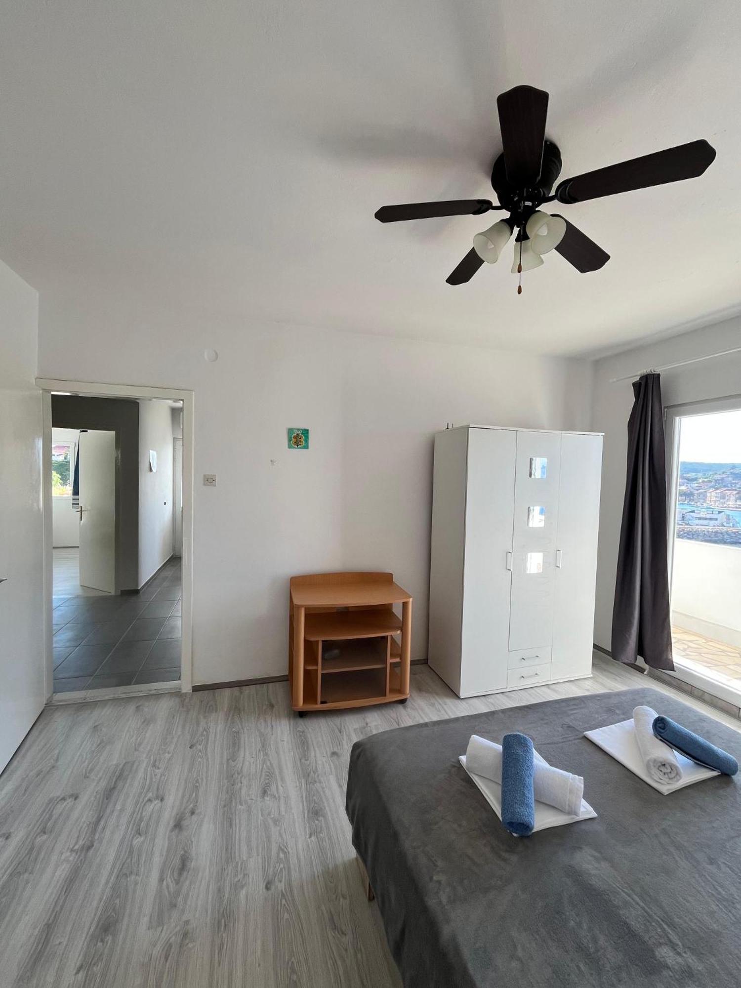 Apartments Peronja Jelsa Seafront Екстер'єр фото
