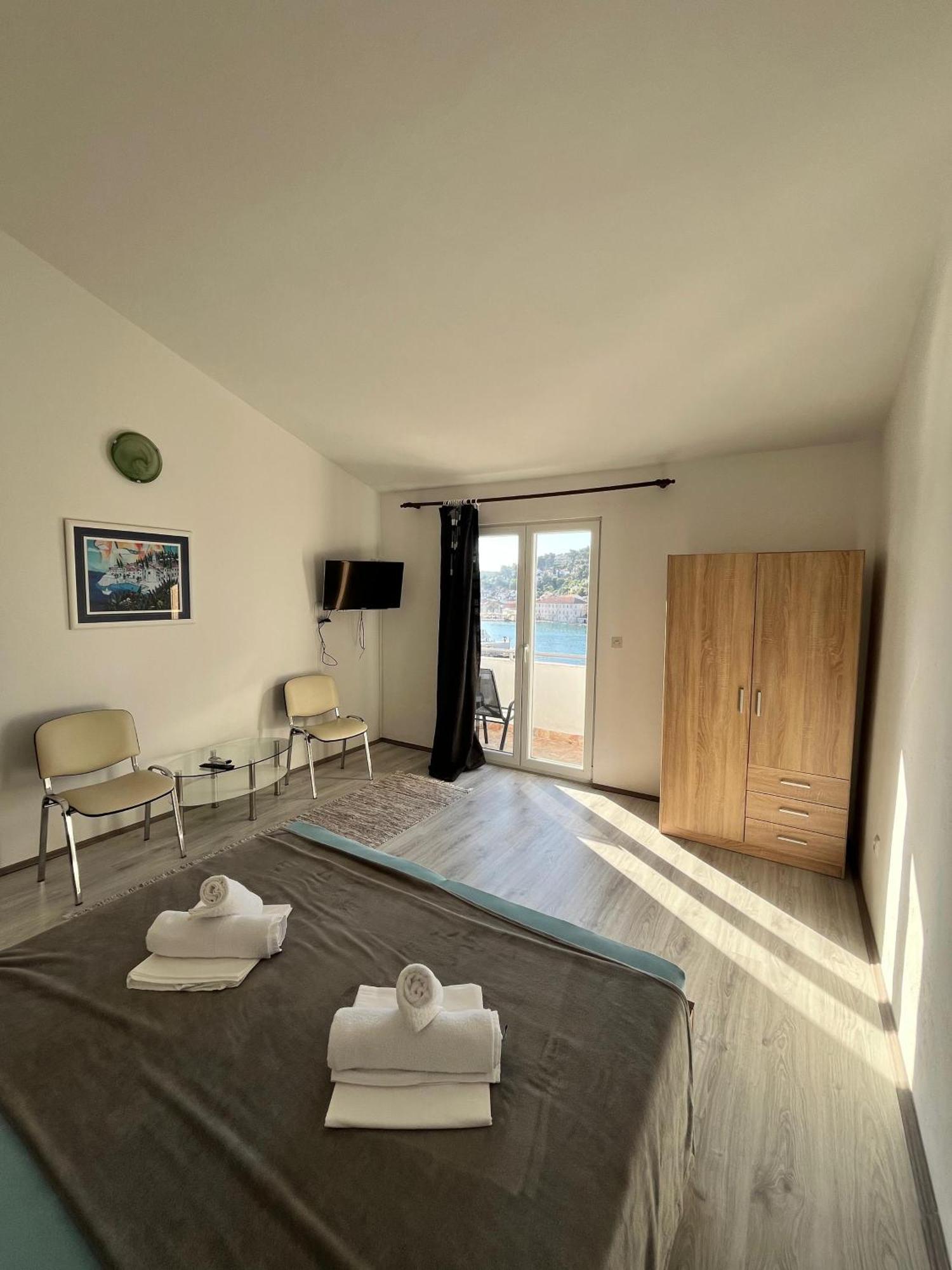 Apartments Peronja Jelsa Seafront Екстер'єр фото